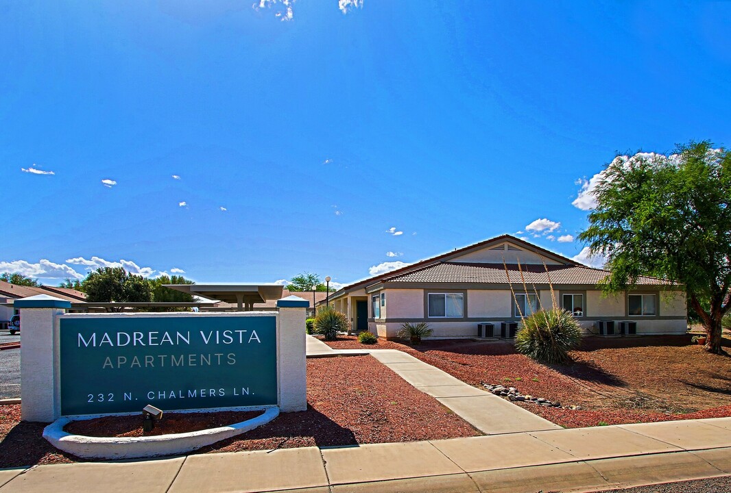 Madrean Vista in Thatcher, AZ - Foto de edificio