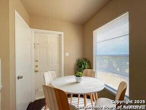 2000 W Mistletoe Ave in San Antonio, TX - Building Photo - Building Photo