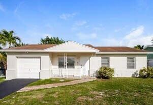 8102 SW 20th St in North Lauderdale, FL - Building Photo