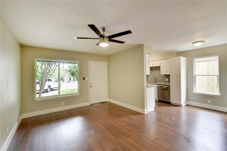 7504 Carver Ave in Austin, TX - Building Photo - Building Photo