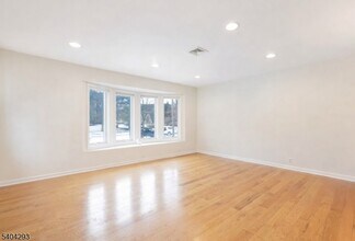 135 Grove St in Tenafly, NJ - Building Photo - Building Photo