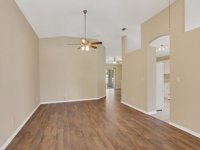 962 E 13th Square in Vero Beach, FL - Foto de edificio - Building Photo