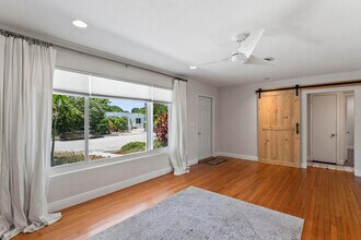 1305 N J Terrace in Lake Worth Beach, FL - Foto de edificio - Building Photo