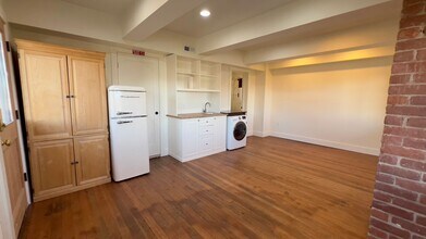 1588 Grand Ave-Unit -1588 Grand Ave. C/Studio in Astoria, OR - Building Photo - Building Photo
