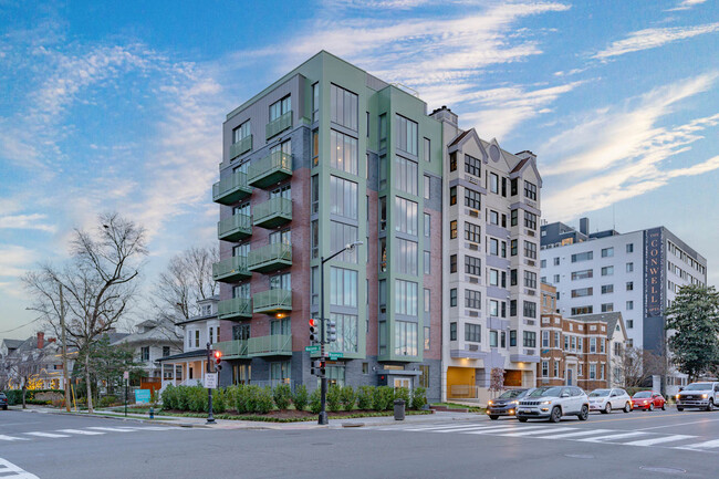 3219 Wisconsin Ave in Washington, DC - Building Photo - Primary Photo