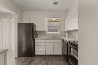 Crossings at Clairemont in Tulsa, OK - Building Photo - Building Photo