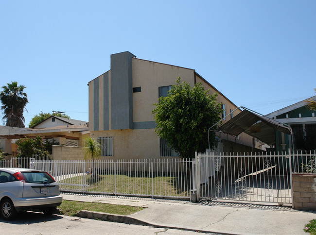 331 N Serrano Ave in Los Angeles, CA - Foto de edificio - Building Photo