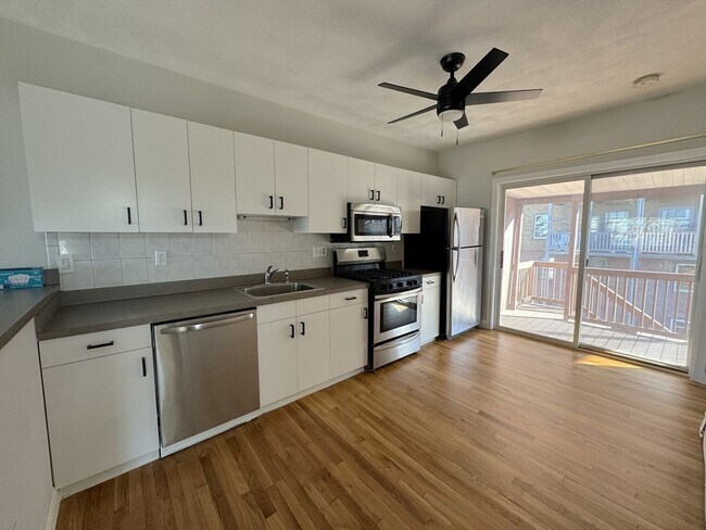 345 Border St, Unit #2 in Boston, MA - Foto de edificio - Building Photo