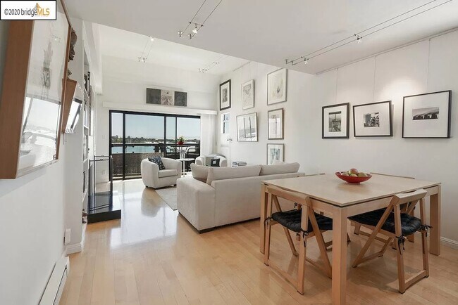 3 Embarcadero W, Unit Apt 402 in Oakland, CA - Building Photo - Building Photo