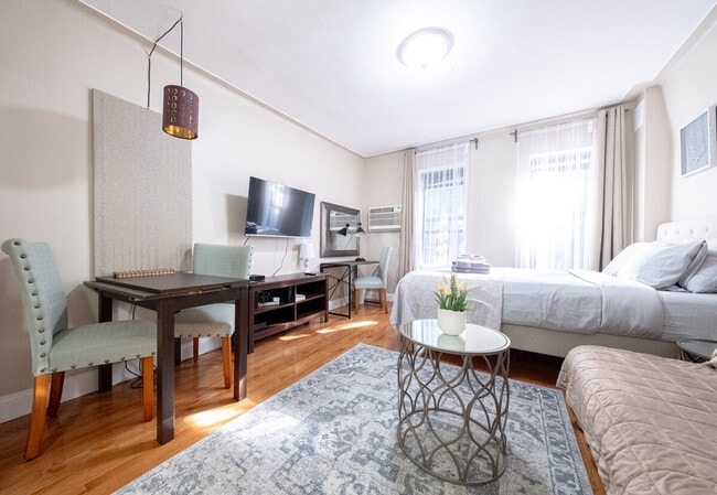 328 E 74th St in New York, NY - Building Photo - Building Photo