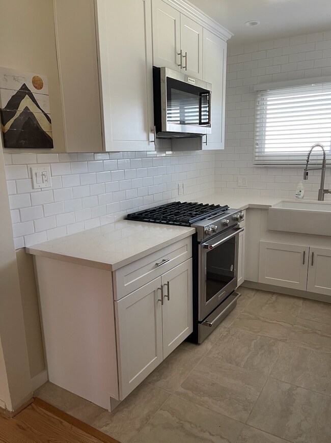 2041 Euclid St, Unit 11 in Santa Monica, CA - Building Photo - Building Photo