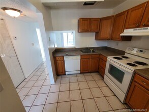 16750 NE 10th Ave, Unit 124 in North Miami Beach, FL - Foto de edificio - Building Photo