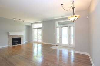 2912 N River Walk Dr, Unit Riverfront Apartment in Chicago, IL - Foto de edificio - Building Photo