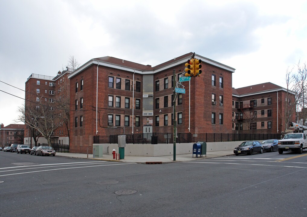 Pamrapo Gardens in Bayonne, NJ - Foto de edificio