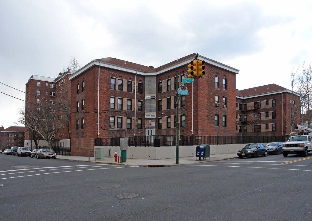 Pamrapo Gardens in Bayonne, NJ - Building Photo