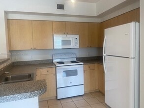 8070 N Nob Hill Rd in Tamarac, FL - Building Photo - Building Photo