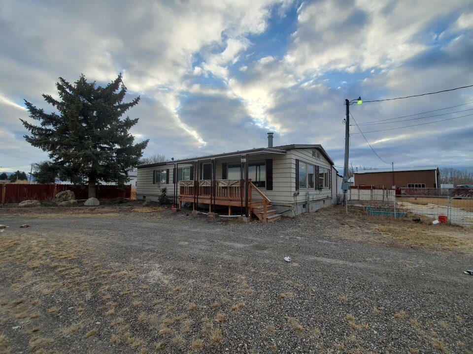123 S 200 W in Rupert, ID - Building Photo