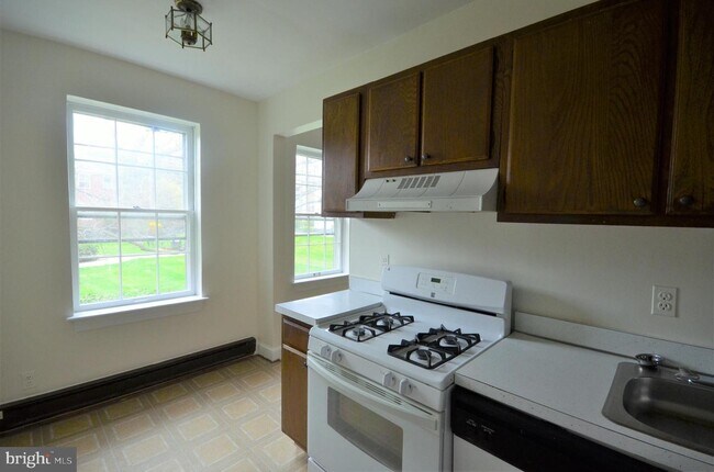 715 S Washington St-Unit -C-31 in Alexandria, VA - Building Photo - Building Photo
