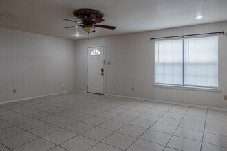 100 Ramon Cardenas Dr in Del Rio, TX - Building Photo - Building Photo