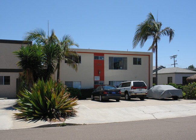 1061 Chalcedony St in San Diego, CA - Building Photo - Building Photo