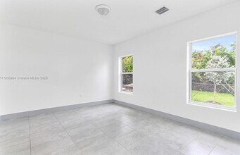 2360 NW 14th St in Fort Lauderdale, FL - Foto de edificio - Building Photo