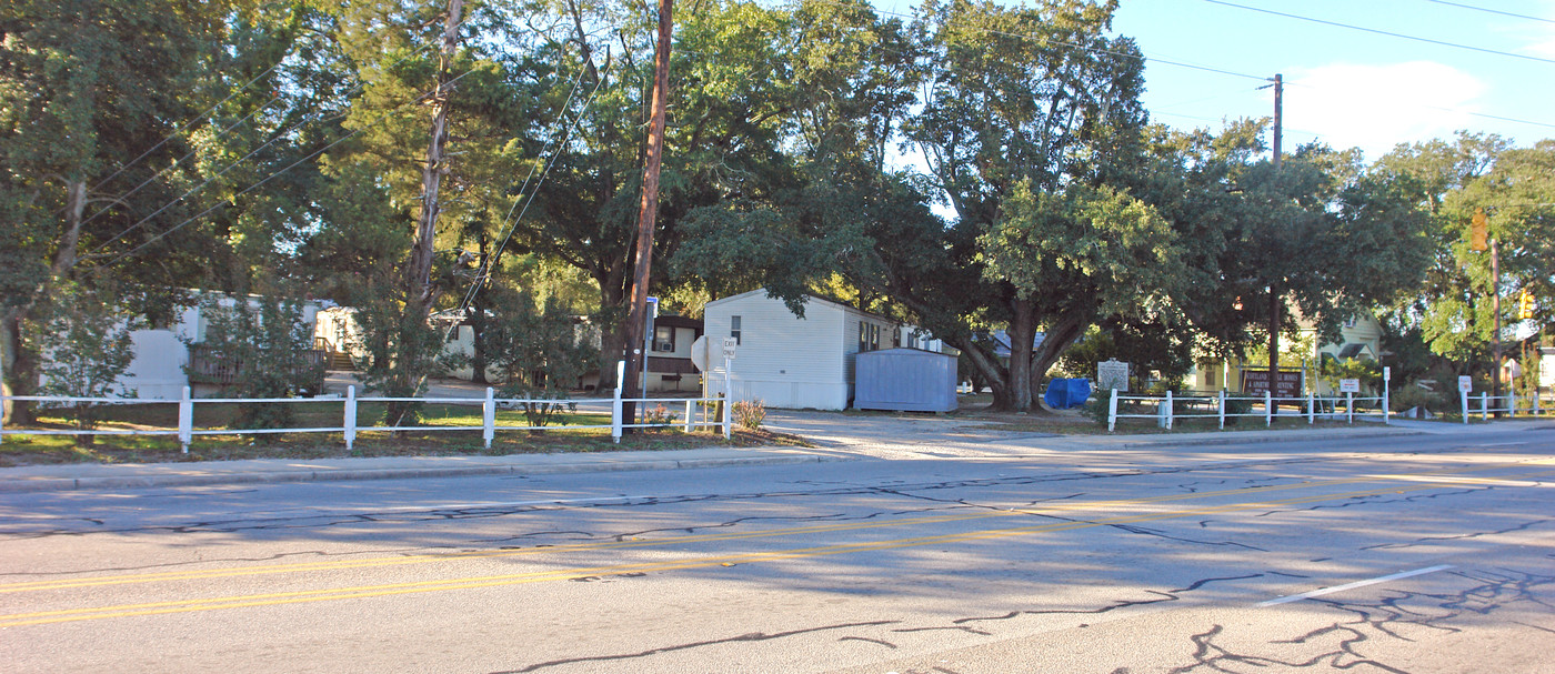 2035 Augusta Rd in West Columbia, SC - Building Photo