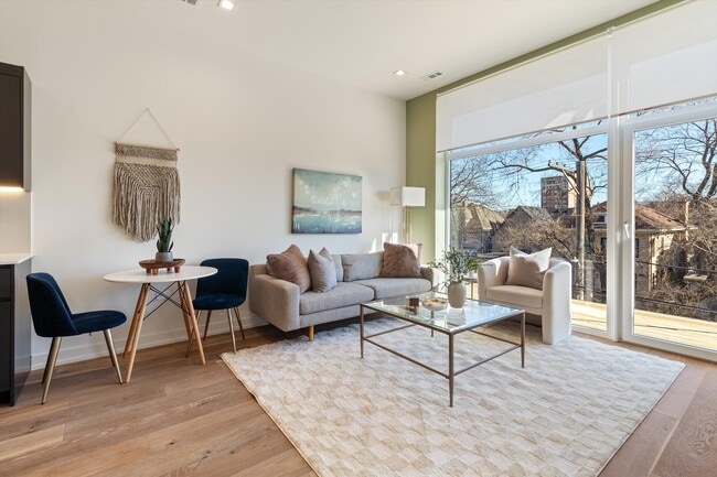 4513 N Clark St, Unit 301 in Chicago, IL - Building Photo - Building Photo