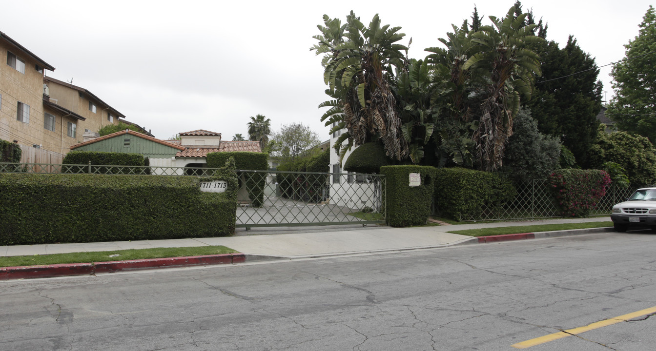 Villa Bella Apartments in Burbank, CA - Building Photo