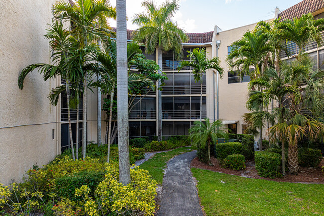 Plantation Club Condominiums in Plantation, FL - Building Photo - Building Photo