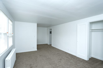 Warner Village Apartments in Hamilton, NJ - Building Photo - Interior Photo