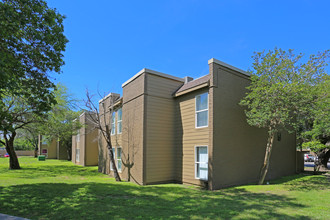 CrestWind Townhomes and Apartments in San Antonio, TX - Building Photo - Building Photo