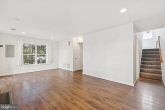 13300 Covered Wagon Ln in Herndon, VA - Building Photo - Building Photo