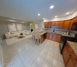 291 Stratford Pl in Morganville, NJ - Building Photo - Building Photo