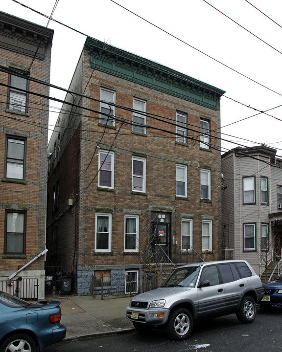 413 58th St in West New York, NJ - Building Photo