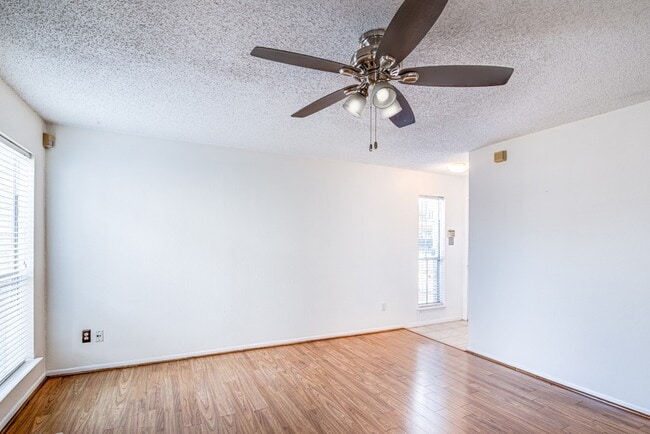 3919 Fairmont Pkwy in Pasadena, TX - Building Photo - Building Photo