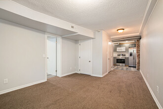 275 N Logan St, Unit Garden Apt in Denver, CO - Building Photo - Building Photo