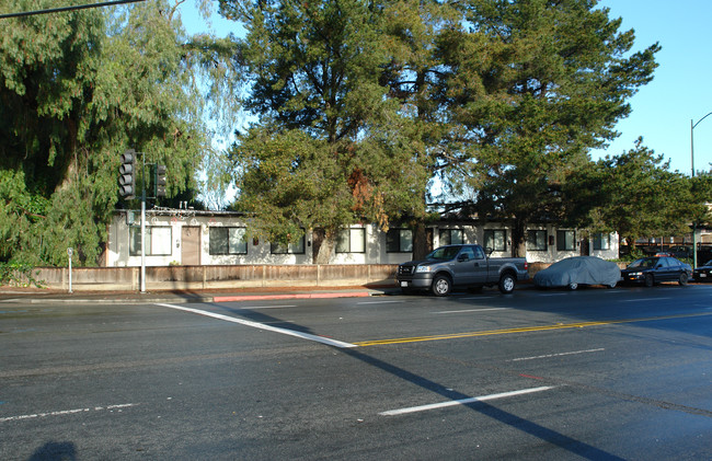 250 N Whisman Rd in Mountain View, CA - Foto de edificio - Building Photo