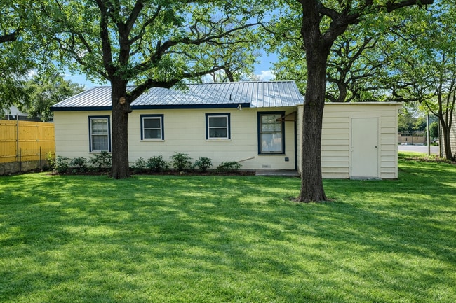 113 E 2nd St in Weatherford, TX - Building Photo - Building Photo