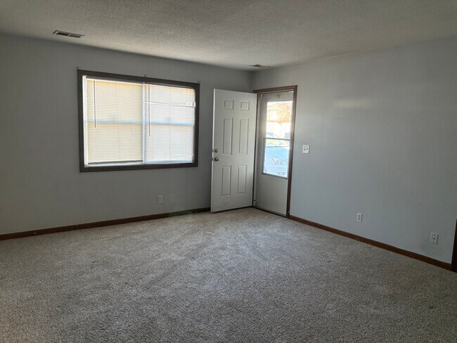 103 E Brasfield St in Smithville, MO - Building Photo - Building Photo