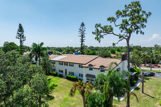 Foxmoor Condominium in North Fort Myers, FL - Building Photo - Building Photo