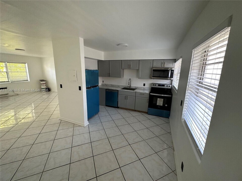 9033 Harding Ave, Unit 4 in Surfside, FL - Foto de edificio