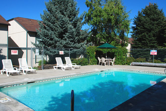 Cedar Wood Estates I & II in Coeur d'Alene, ID - Foto de edificio - Building Photo