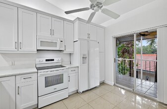 2325 Hidden Lake Dr in Naples, FL - Building Photo - Building Photo