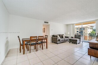 9310 Fontainebleau Blvd in Miami, FL - Building Photo - Building Photo