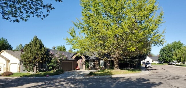 property at 690 N Caracaras Pl