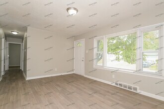 1430 Broadlawns Ln in St. Louis, MO - Building Photo - Building Photo