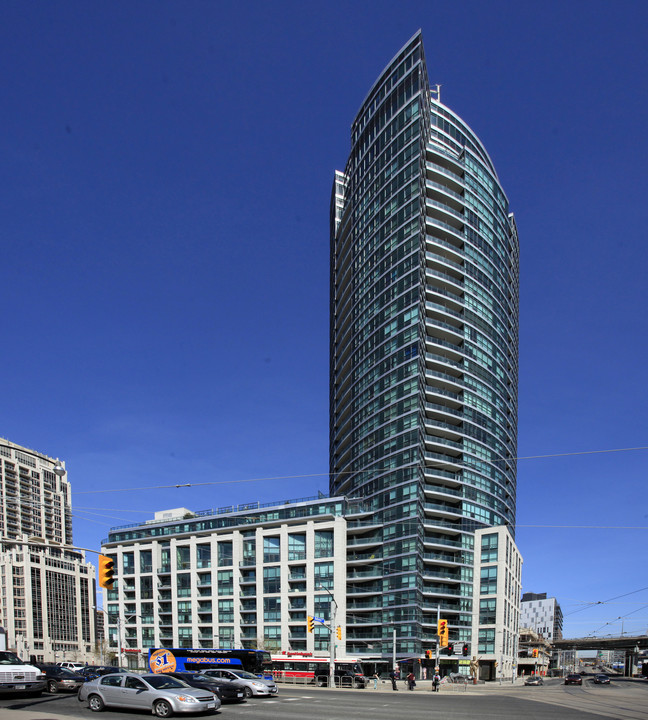 600 Fleet St in Toronto, ON - Building Photo