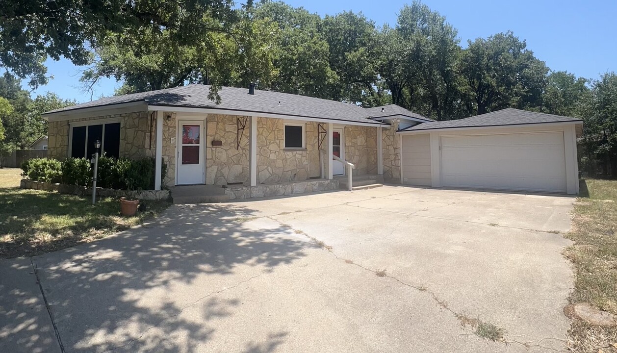 303 Tee Dr in Bryan, TX - Building Photo