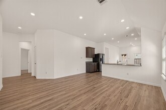 1010 Schooner St in Crosby, TX - Building Photo - Building Photo