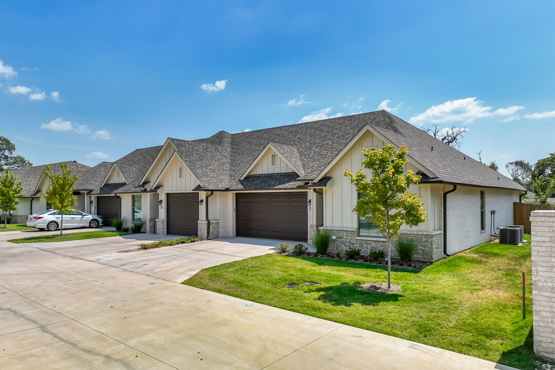 The Oaks at Cambridge South in Tyler, TX - Building Photo